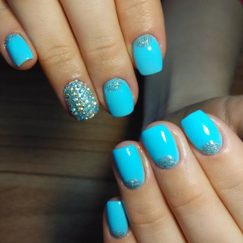 Голубой маникюр