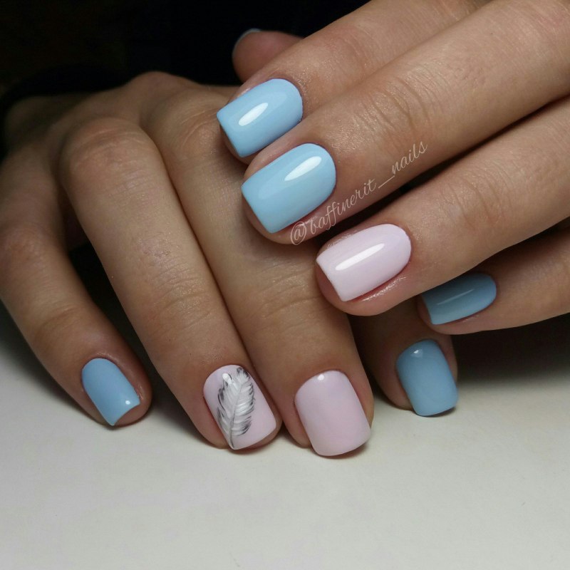 Ярко голубой маникюр