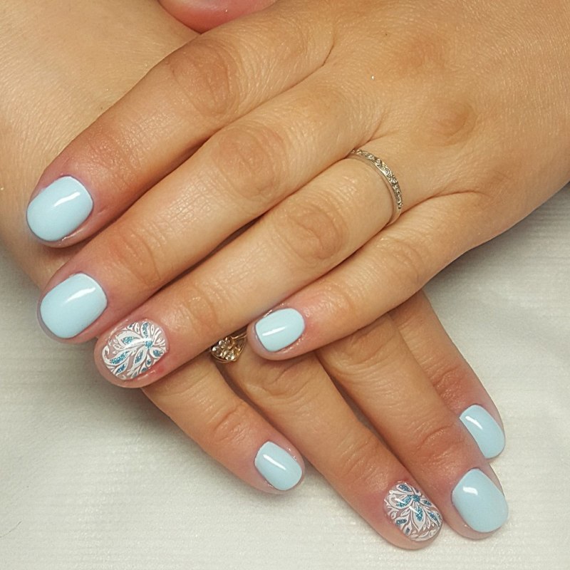 Маникюр в голуьыхтонах