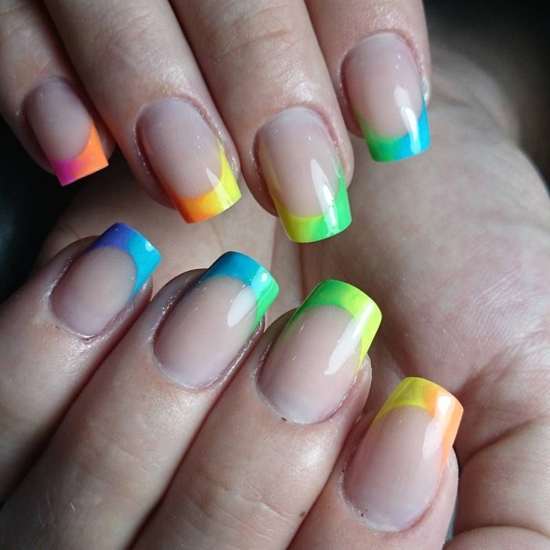 Французский маникюр цветной