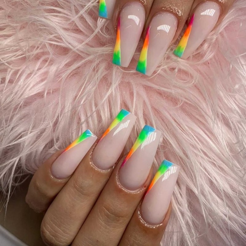 Радужный френч на миндалевидных ногтях 2020