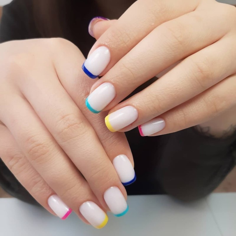 Французский маникюр разноцветный