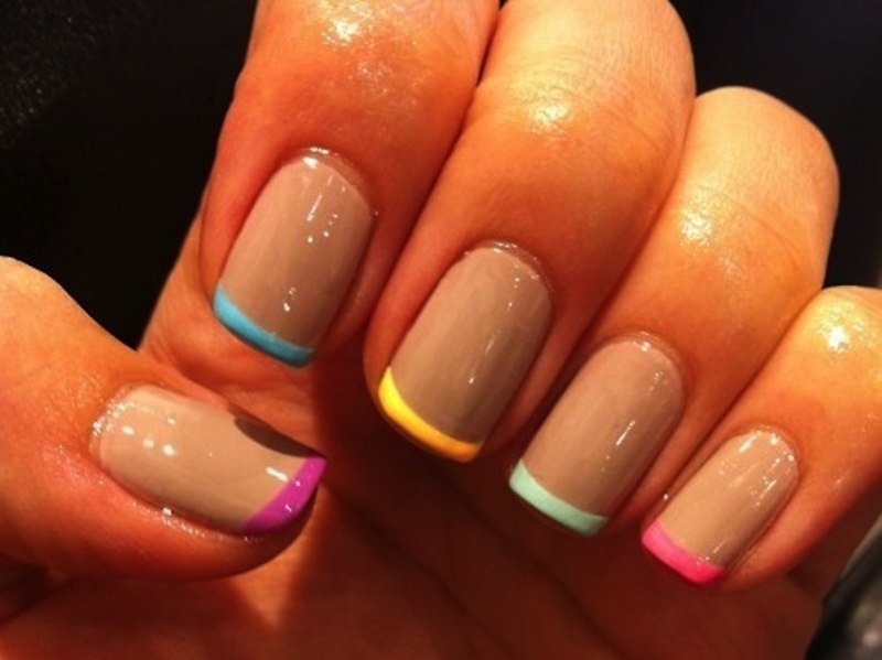 Маникюр с разноцветными кончиками ногтей