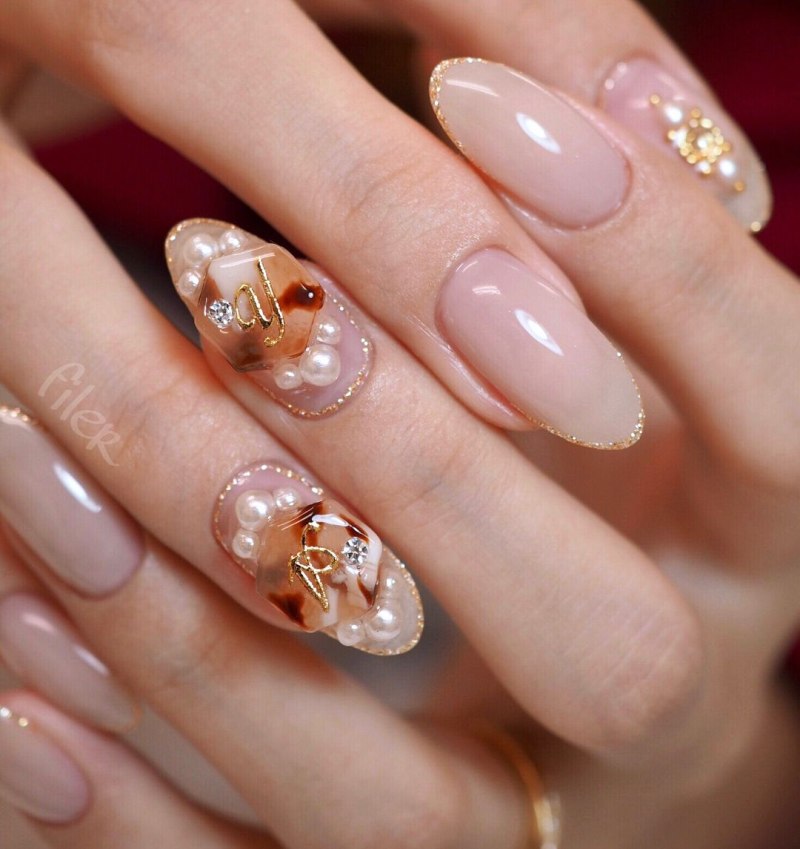 Тёмный маникюр на короткие овальные ногти