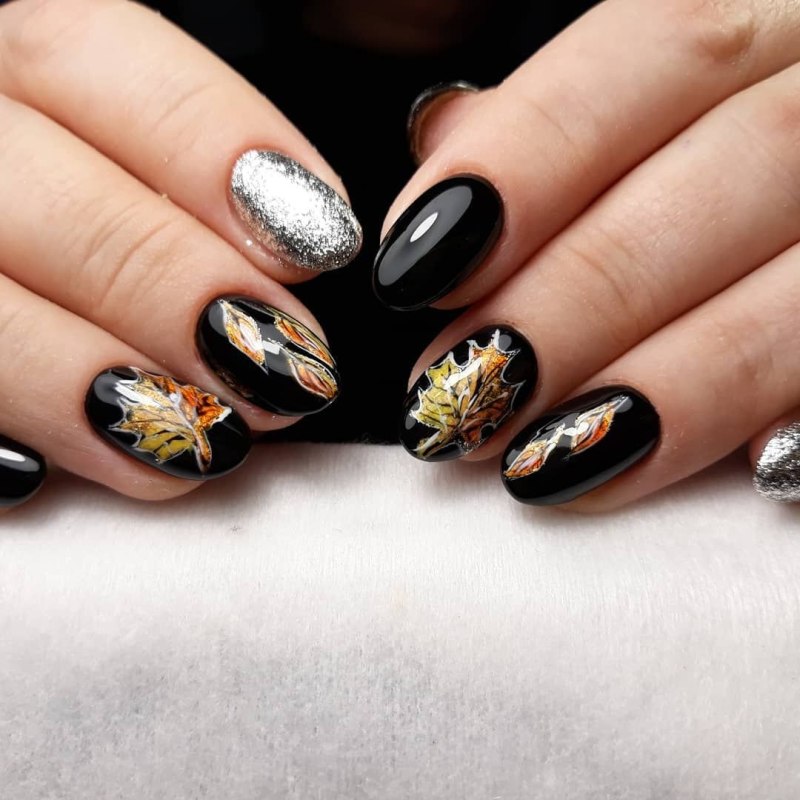 Маникюр беж с золотом 2022