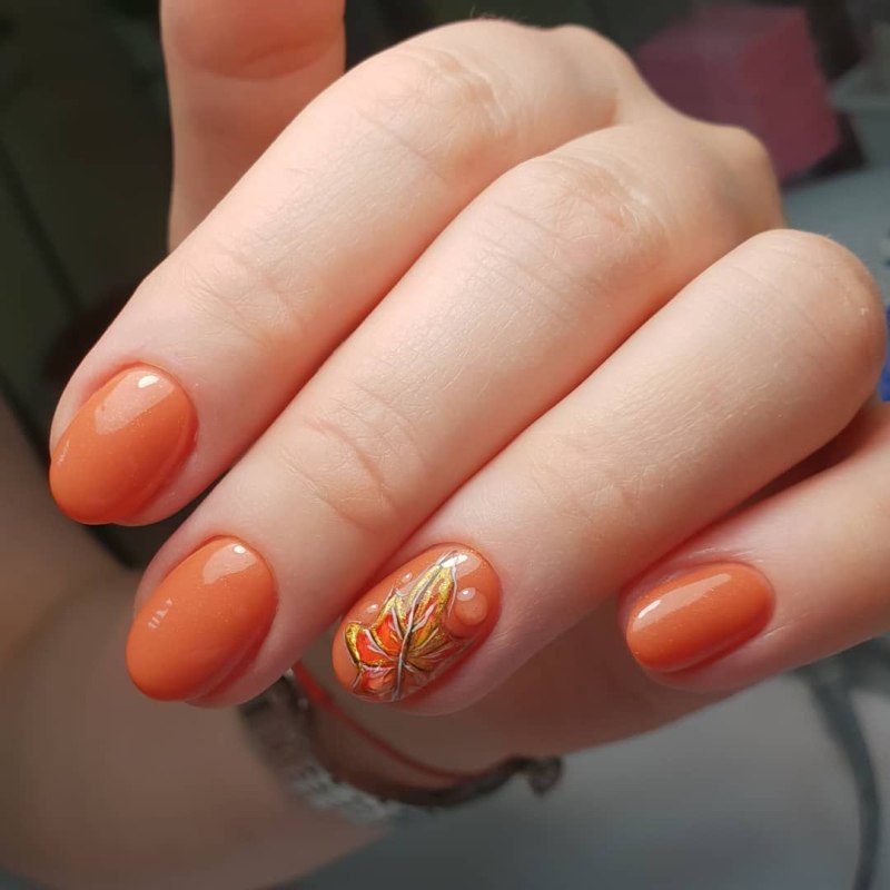 Маникюр белый с золотом