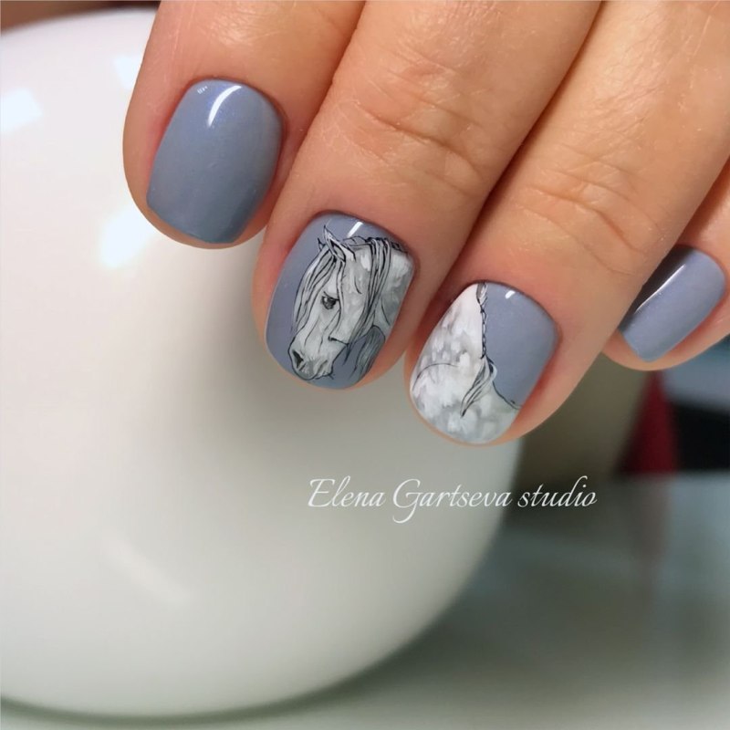 Зимний маникюр с лошадками