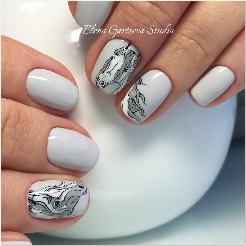 Маникюр с лошадью на короткие ногти