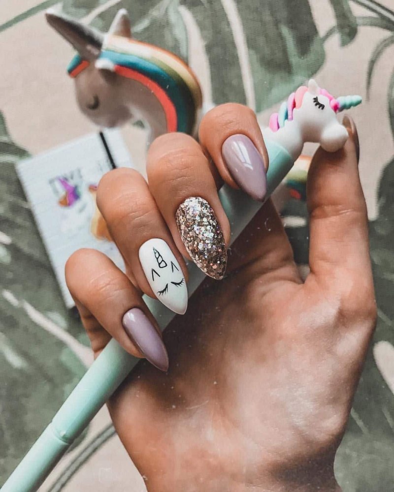Ногти с единорогом