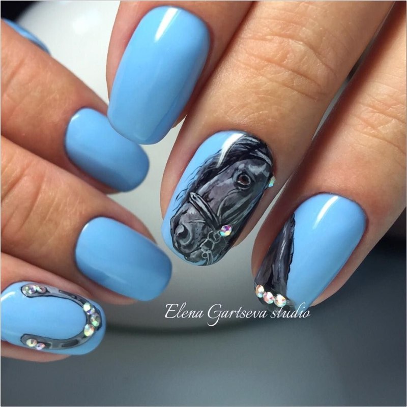 Маникюр с подковой