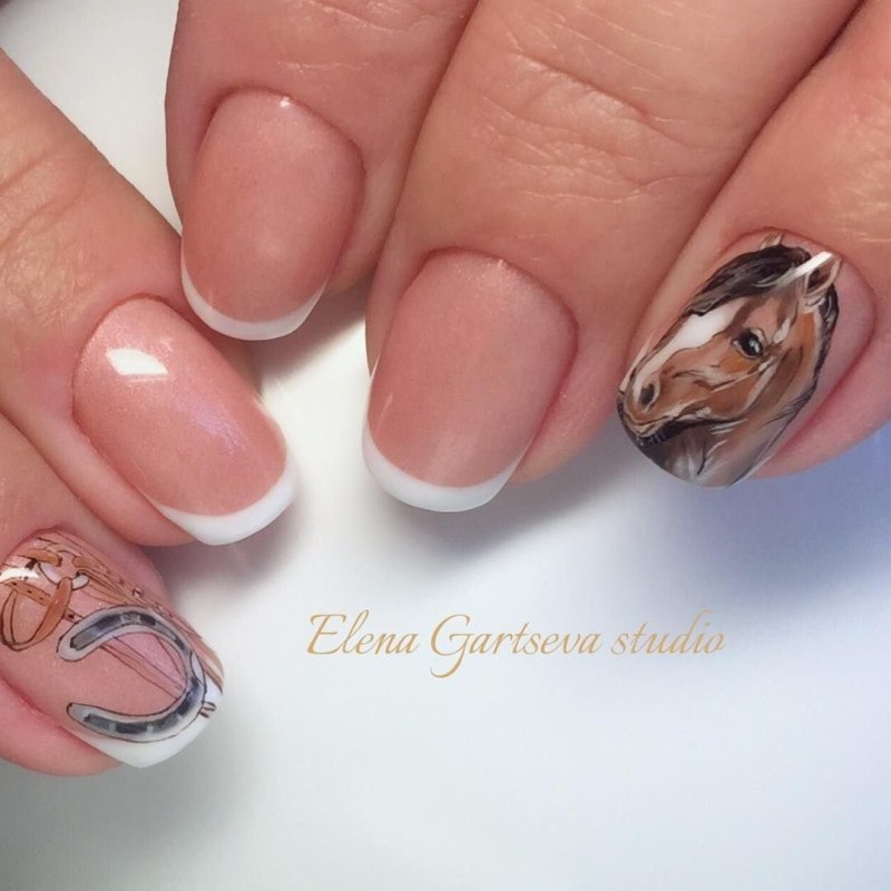 Маникюр с подковой