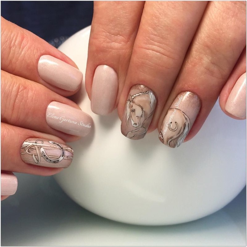 Маникюр с подковой