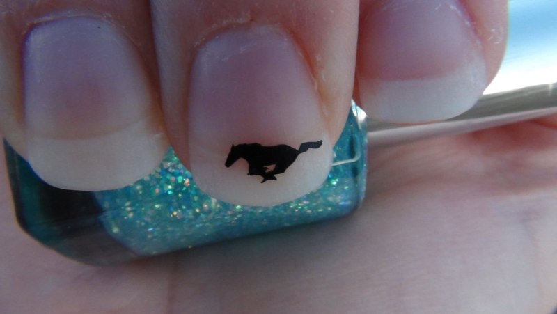 Маникюр с лошадьми легкий