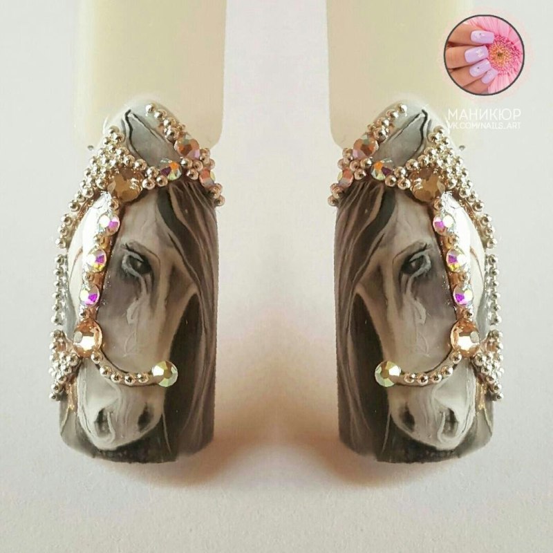 Маникюр с лошадками