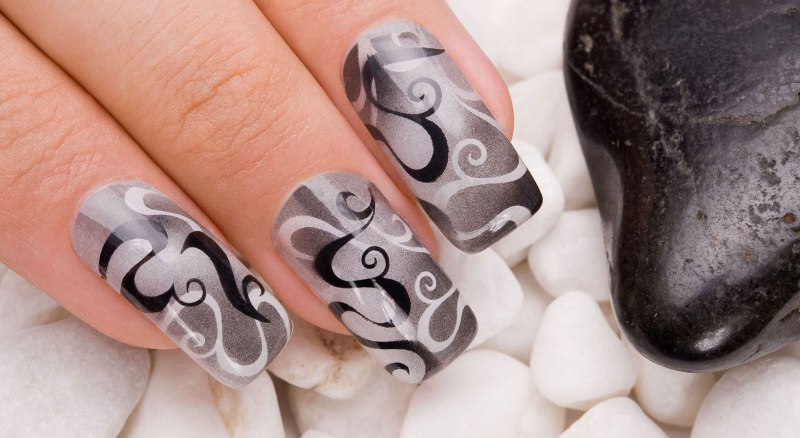 Белый маникюр с Микки Маусом