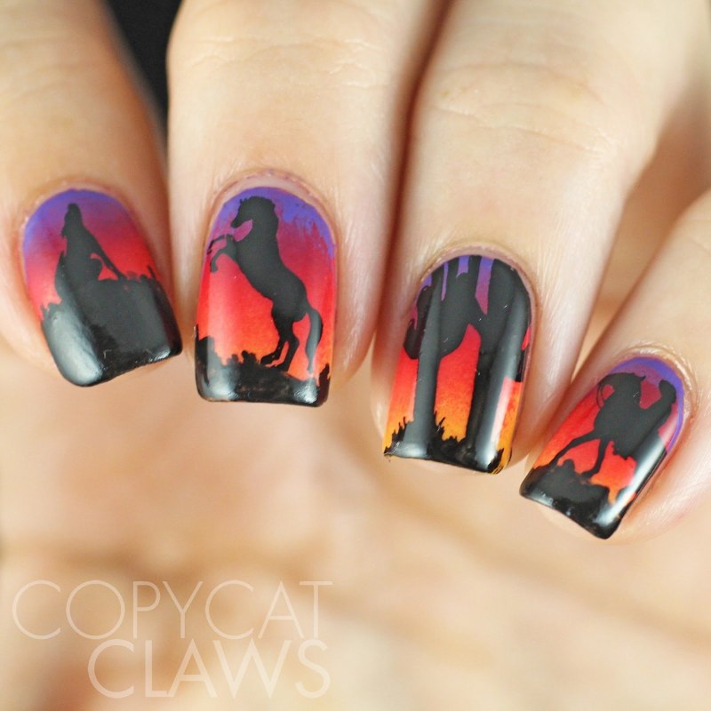 Маникюр с лошадками