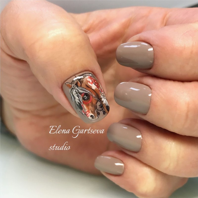 Маникюр с подковой