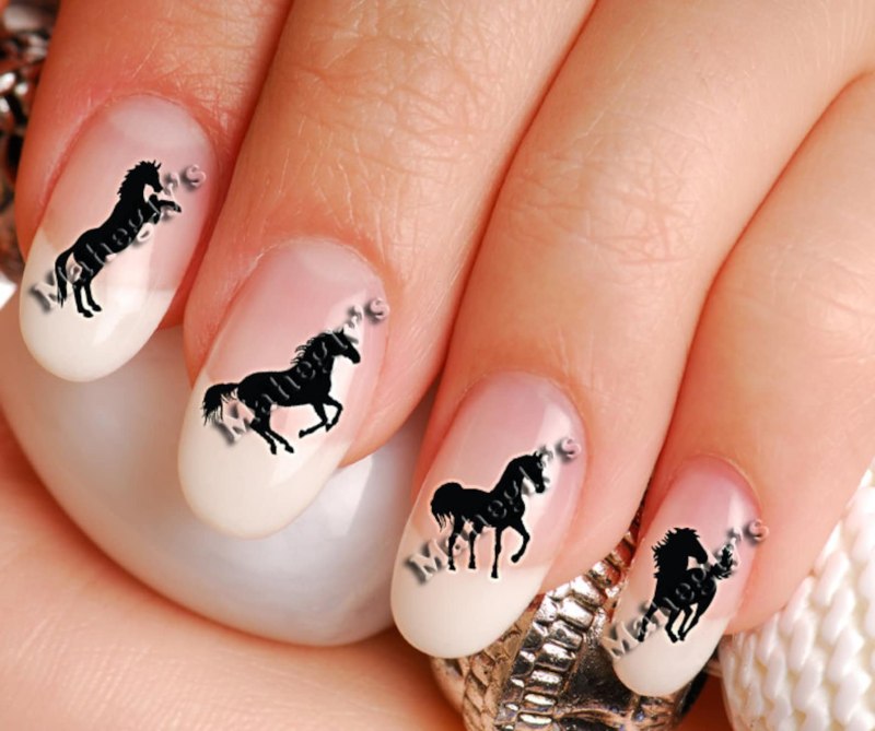 Маникюр с лошадками