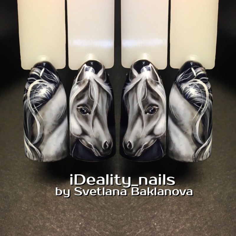 Маникюр с лошадками