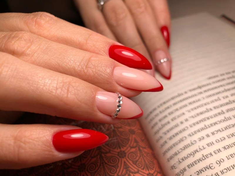 Красный френч на ногтях