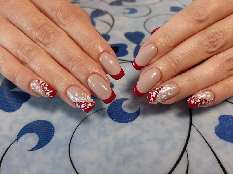 Красный френч на миндалевидных ногтях