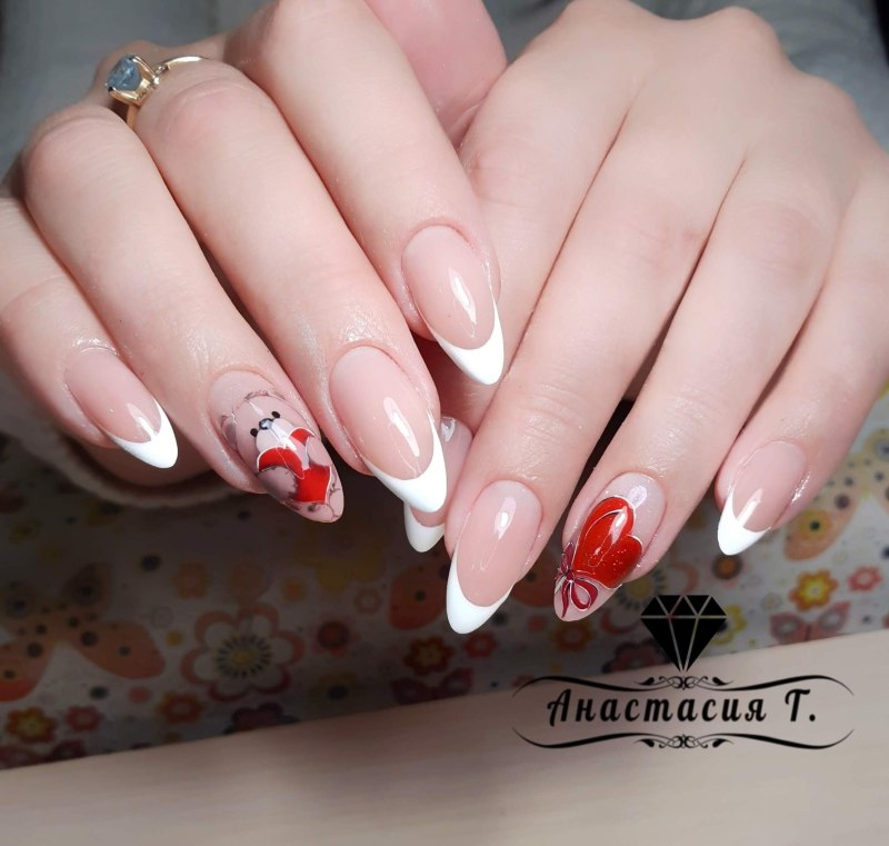 Белый френч с красным цветком