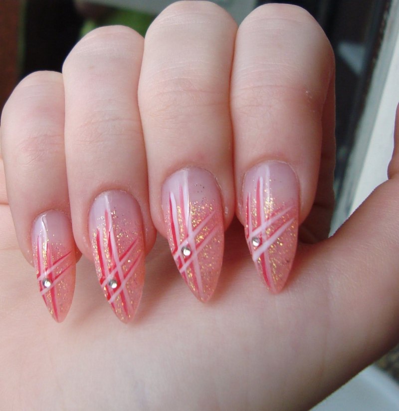 Красные ногти со стразами