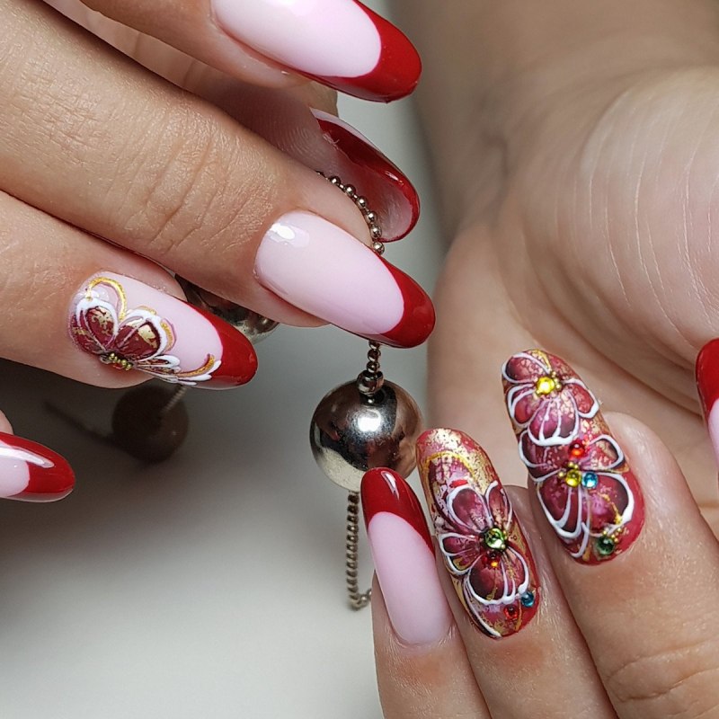 Красный маникюр на миндалевидных ногтях