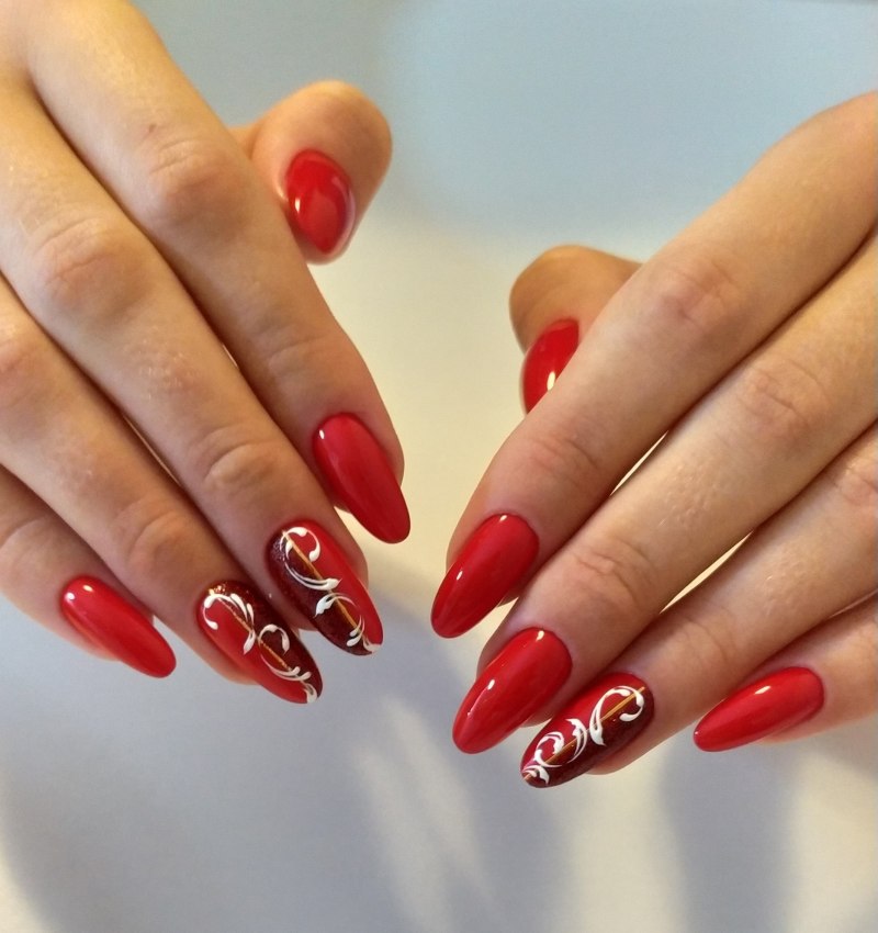 Красный маникюр с рисунком