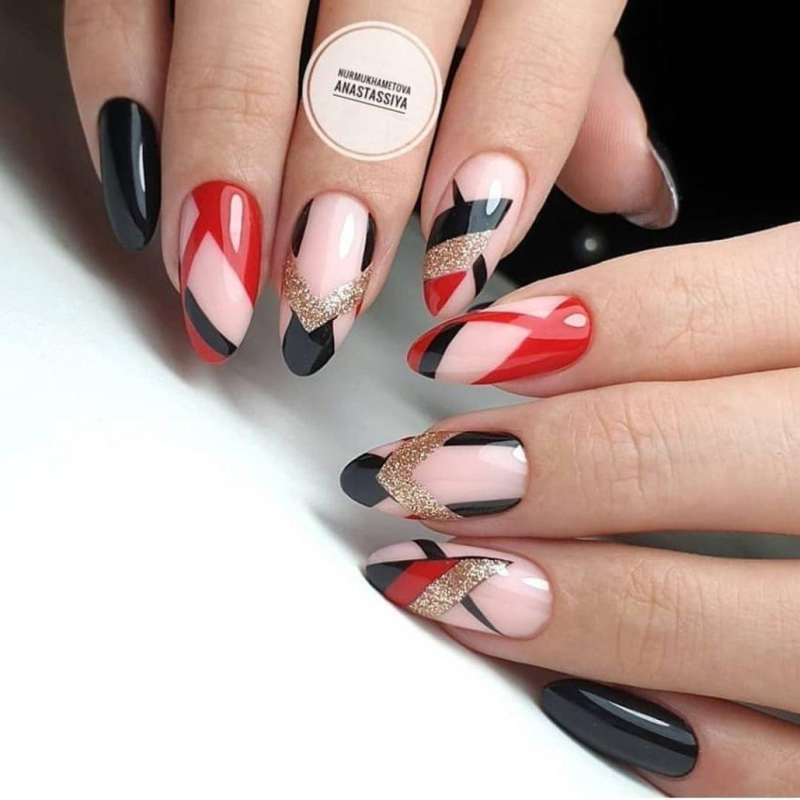 Красные ногти с вензелями