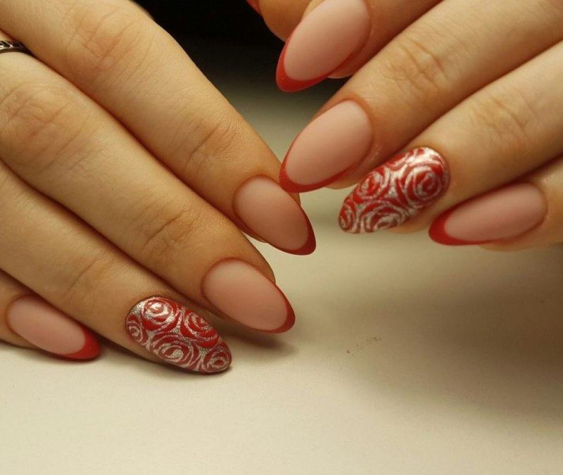 Красный френч на ногтях