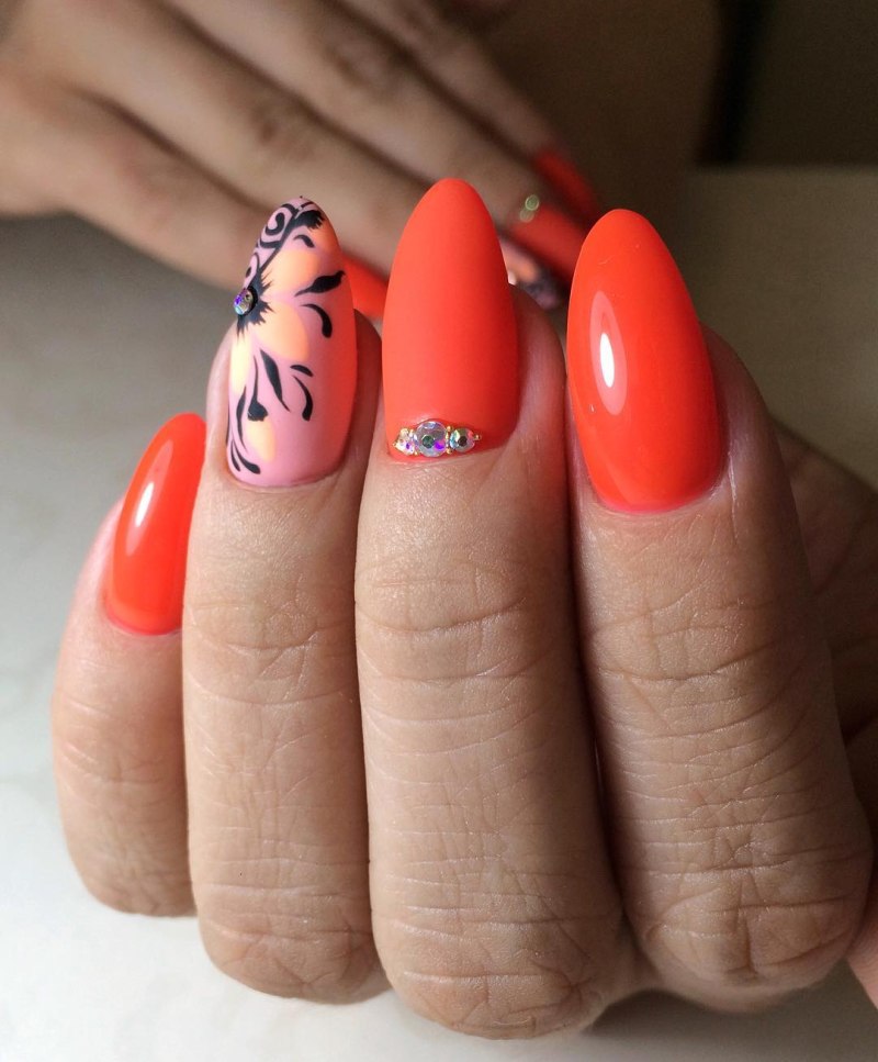 Маникюр с вензелями и стразами