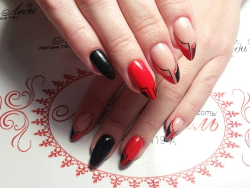 Красный френч на овальных ногтях