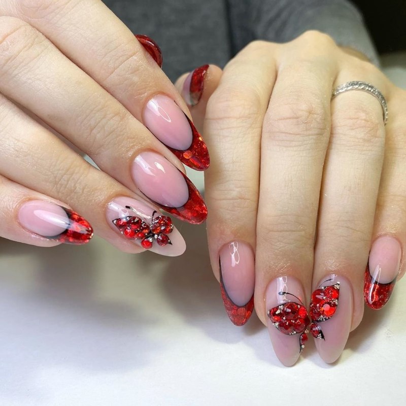 Красный маникюр 2022 миндаль