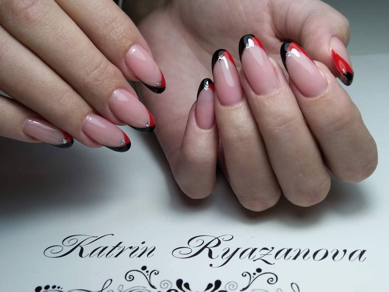 Ногти миндаль красные с втиркой