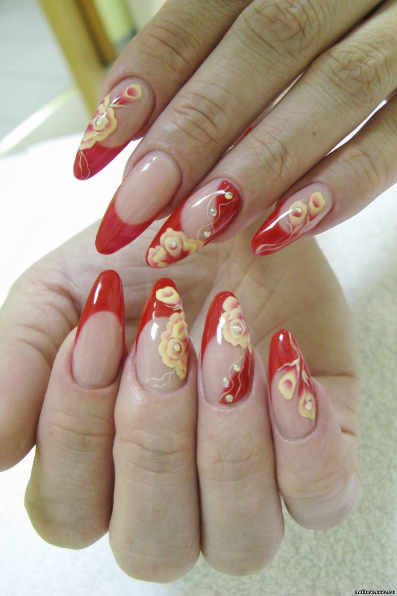 Красный френч миндалевидная форма