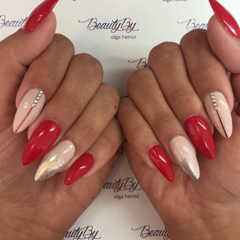 Красный с рисунком маникюр на миндалевидных ногтях