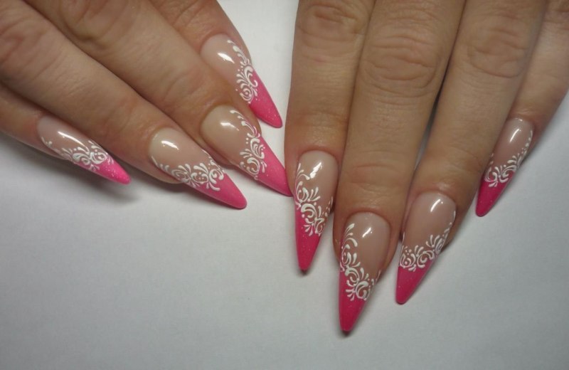 Красный маникюр на овальные ногти