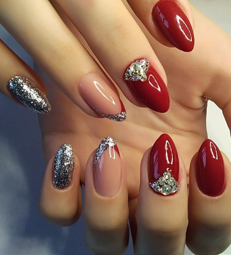 Френч на миндалевидных ногтях красный с белым