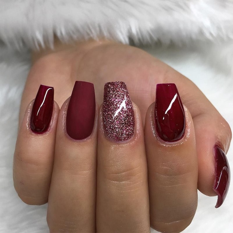 Бордовые ногти с блестками