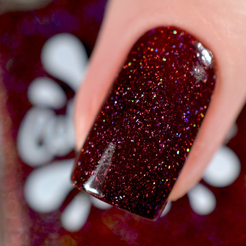 Маникюр бордового цвета с блестками