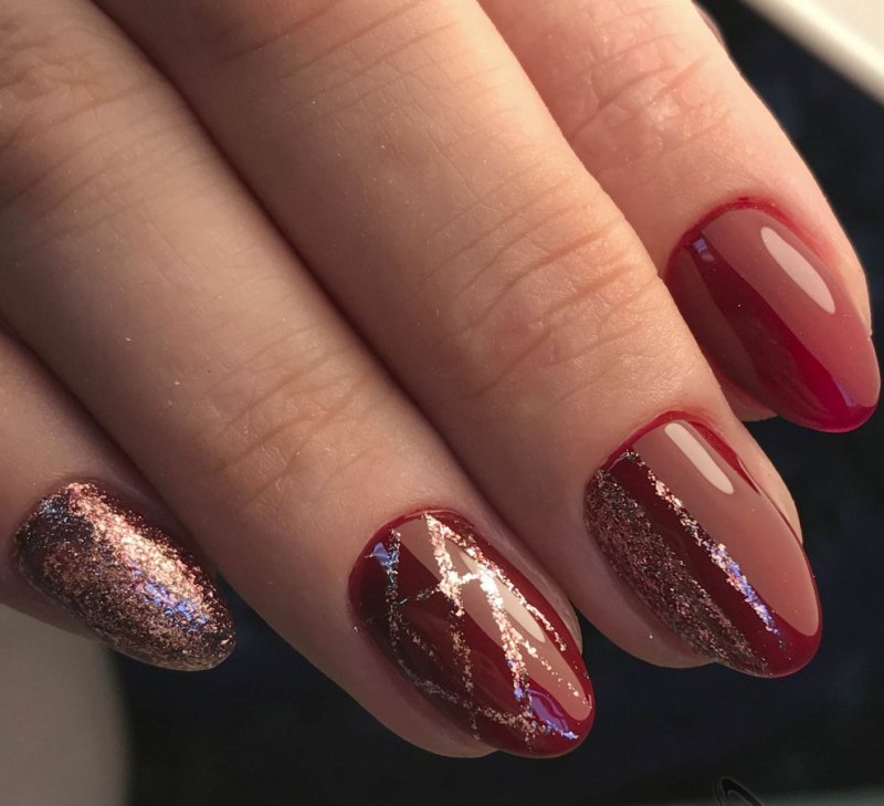 Красный маникюр сблестакми