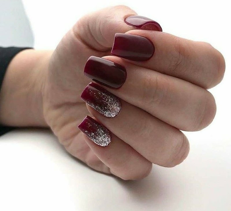 Бордовый маникюр со стразами и блестками