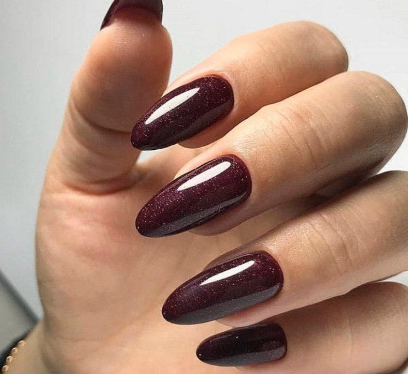 Бордовые ногти с блестками