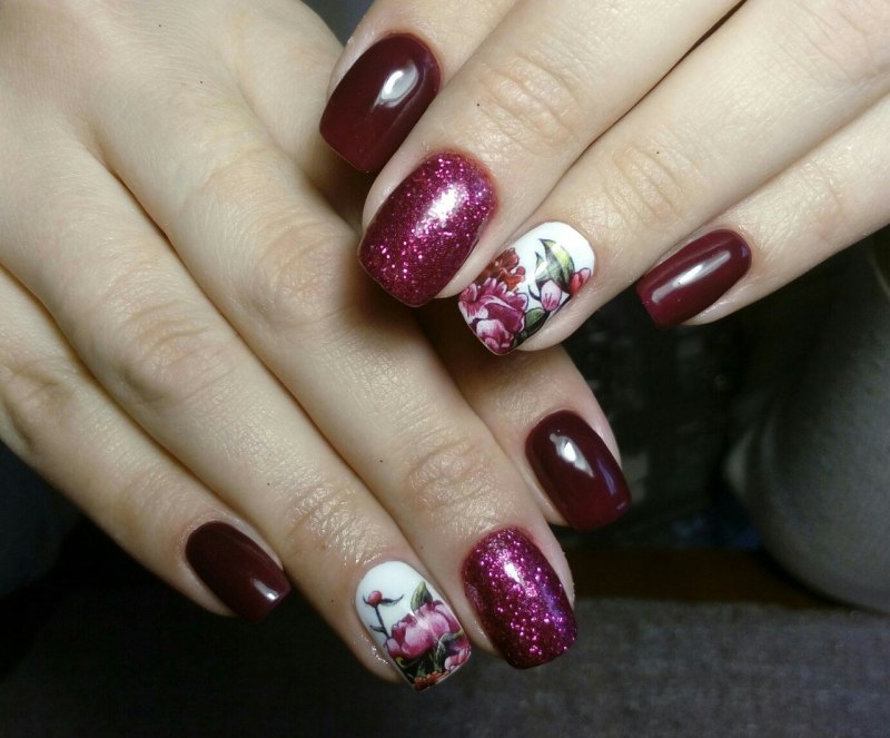 Бордовый маникюр с блестками