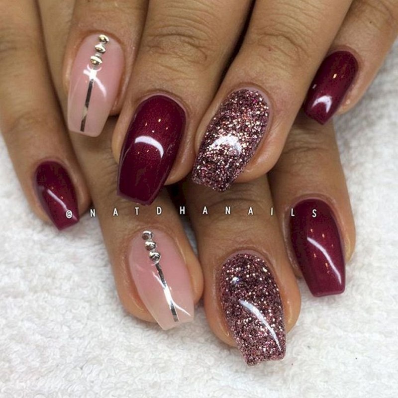 Бордовый маникюр с блестками