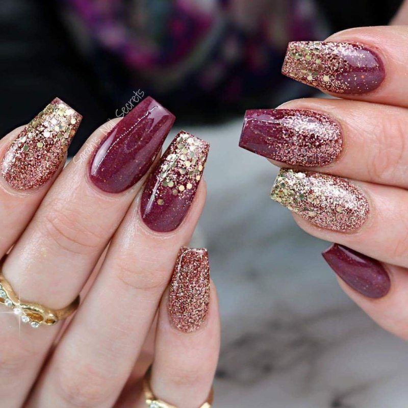 Бордовый маникюр с блестками