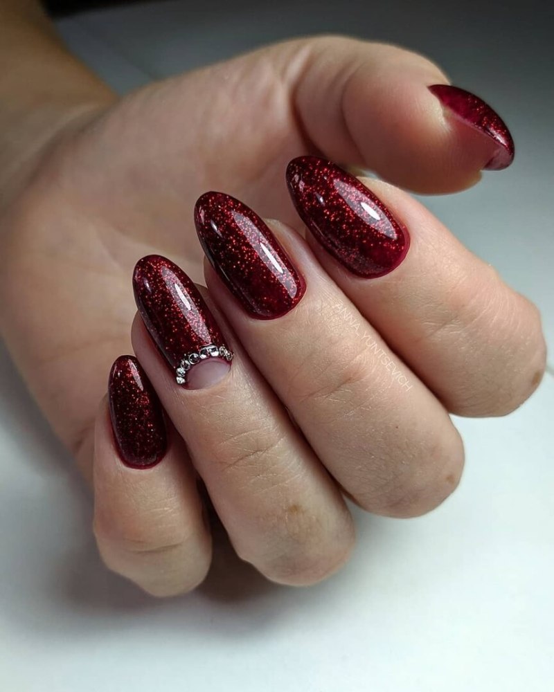 Бордовый маникюр с цветами