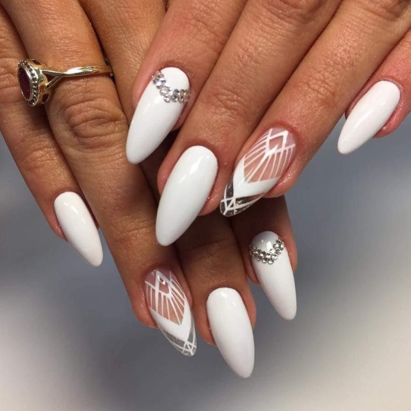 Белый летний маникюр на миндальную форму