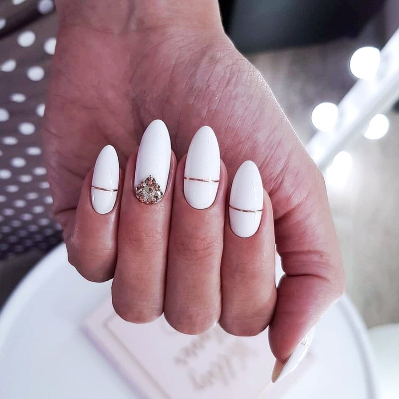 Белый маникюр миндаль
